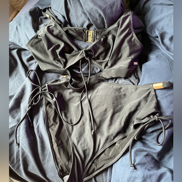 Snag Black Bikini in sizes E Bottoms and F Top - Picture 4 of 9